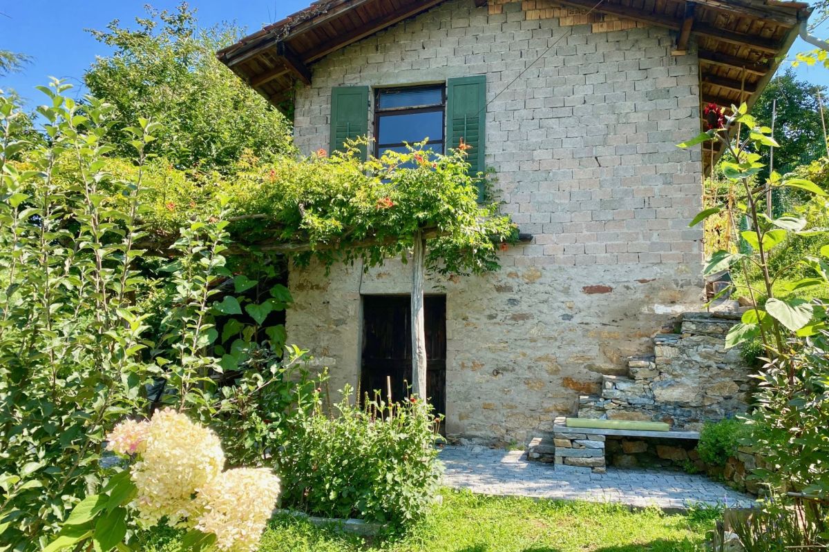 Exclusive villa with breathtaking 180° panoramic lake views and complete privacy