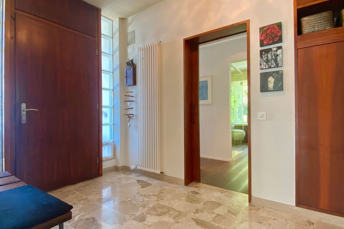 Exclusive villa with breathtaking 180° panoramic lake views and complete privacy