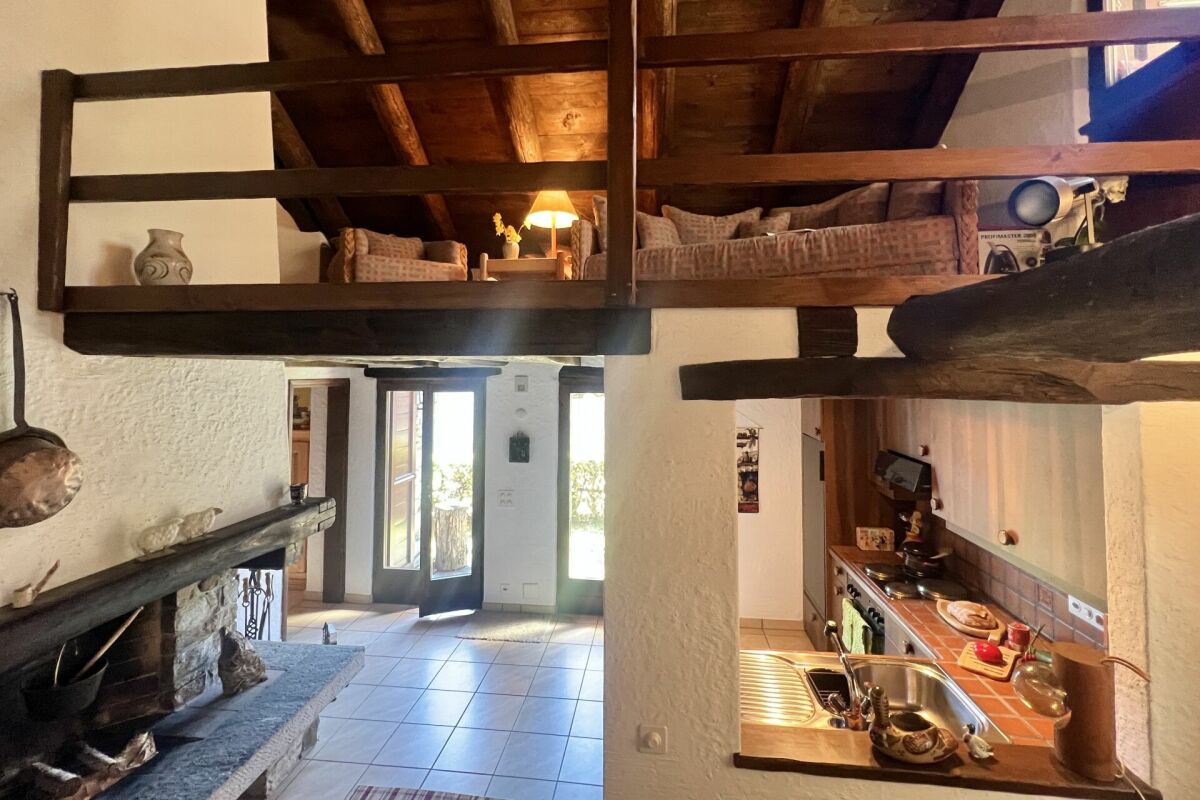 Affascinante rustico con ampio terreno e vista mozzafiato sul lago