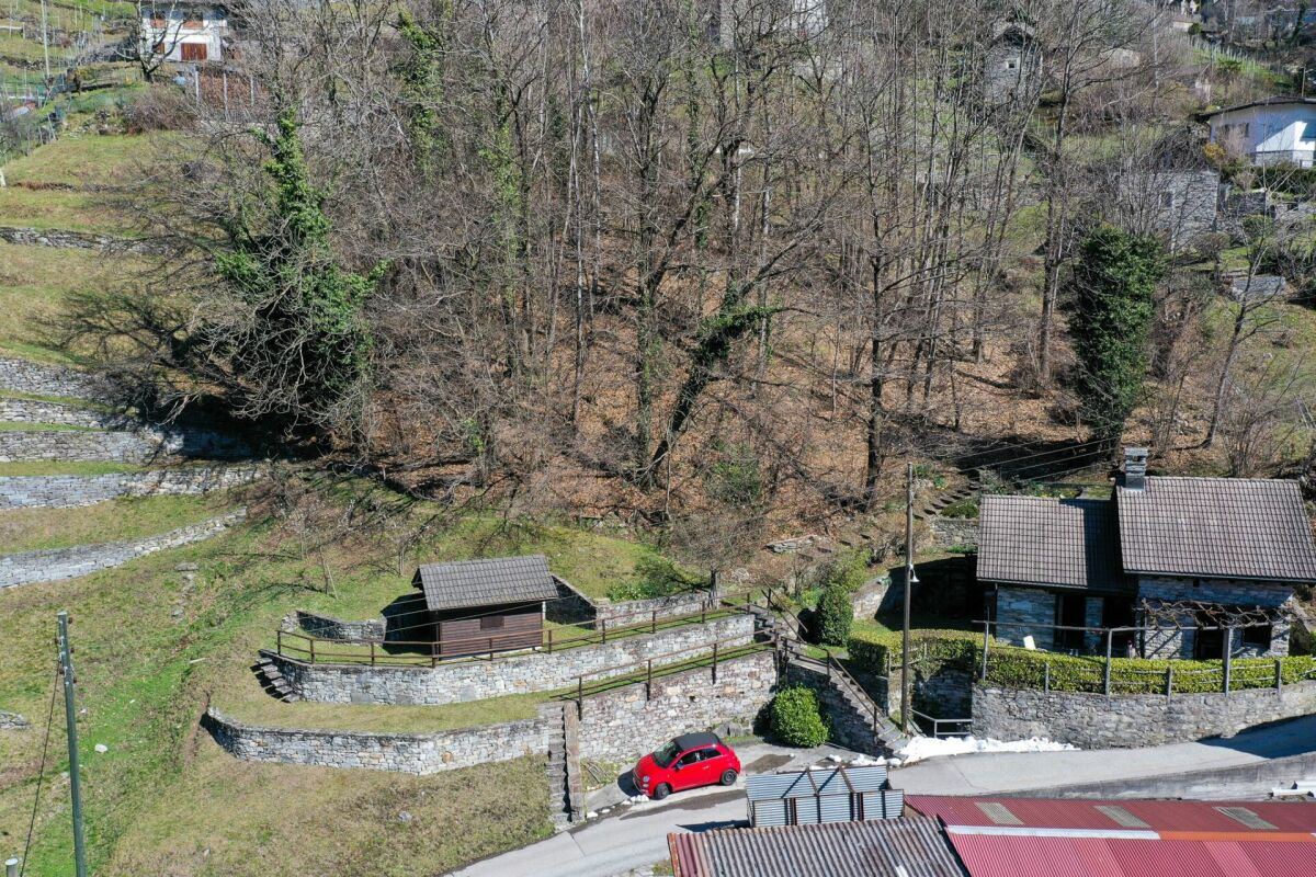 Affascinante rustico con ampio terreno e vista mozzafiato sul lago