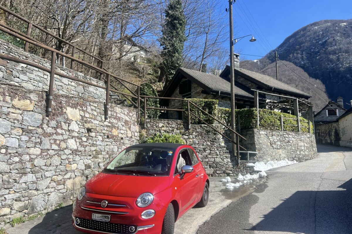 Affascinante rustico con ampio terreno e vista mozzafiato sul lago