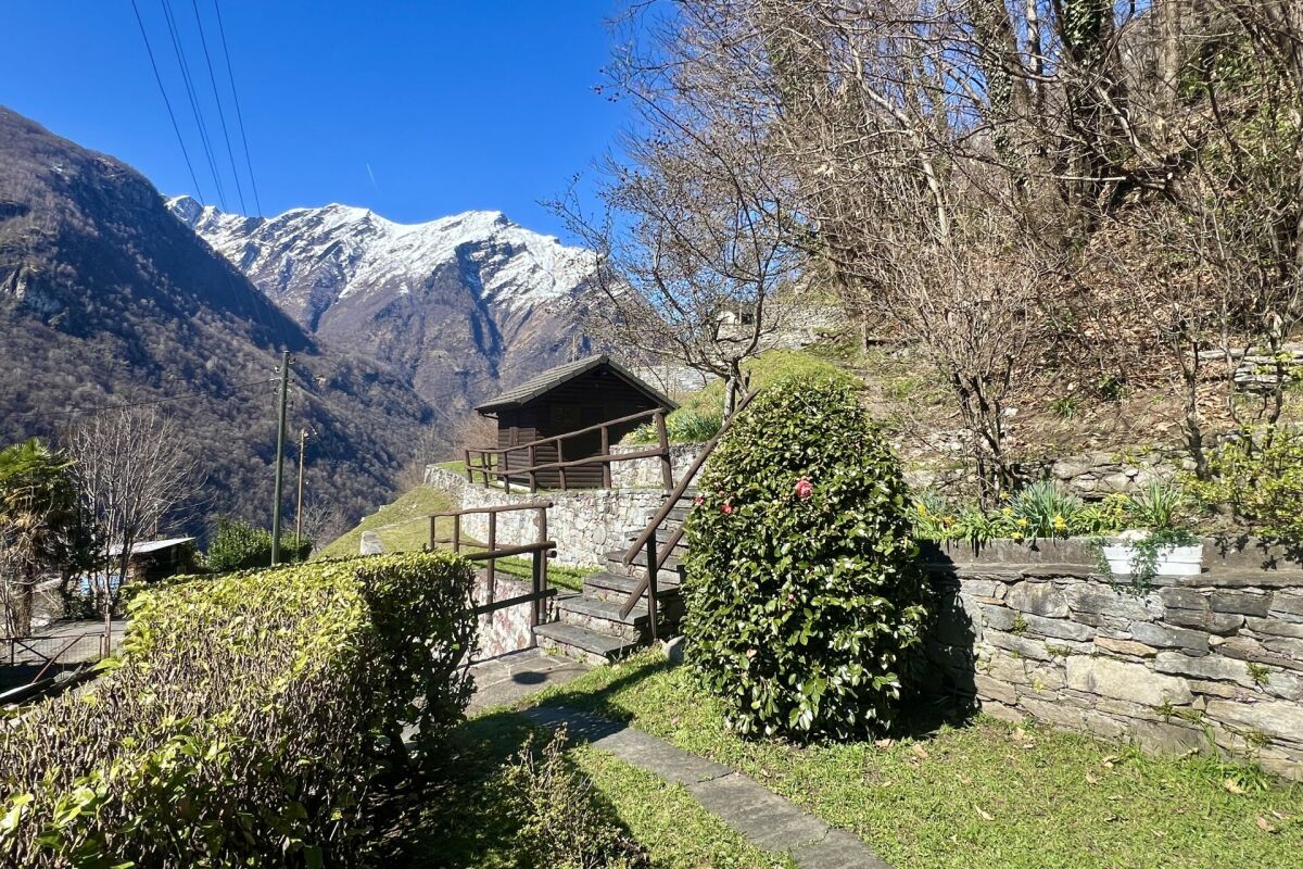 Affascinante rustico con ampio terreno e vista mozzafiato sul lago