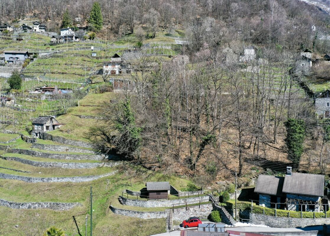 Affascinante rustico con ampio terreno e vista mozzafiato sul lago