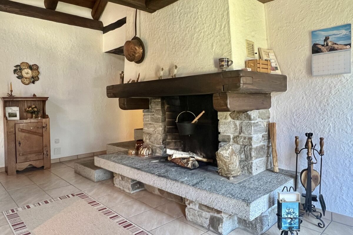 Affascinante rustico con ampio terreno e vista mozzafiato sul lago