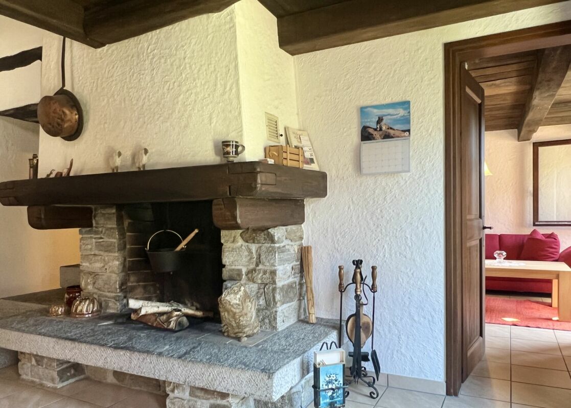 Affascinante rustico con ampio terreno e vista mozzafiato sul lago