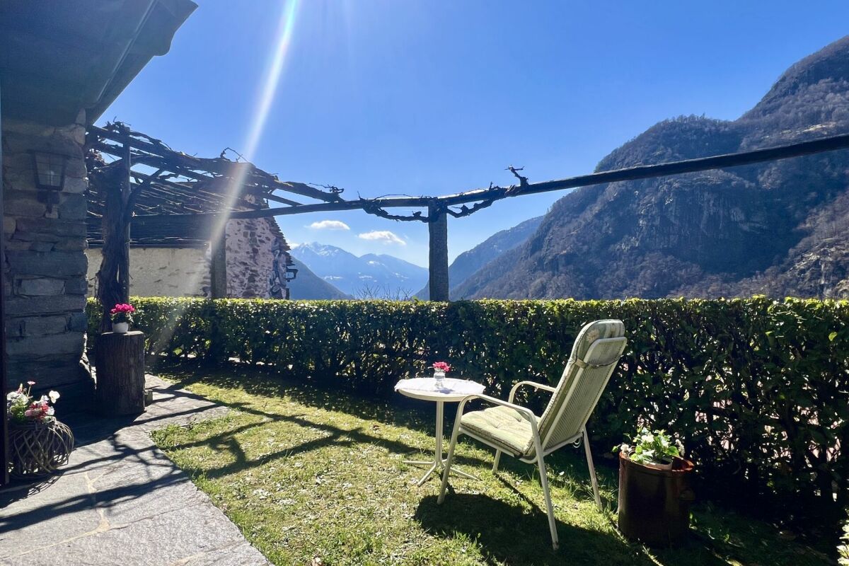 Affascinante rustico con ampio terreno e vista mozzafiato sul lago