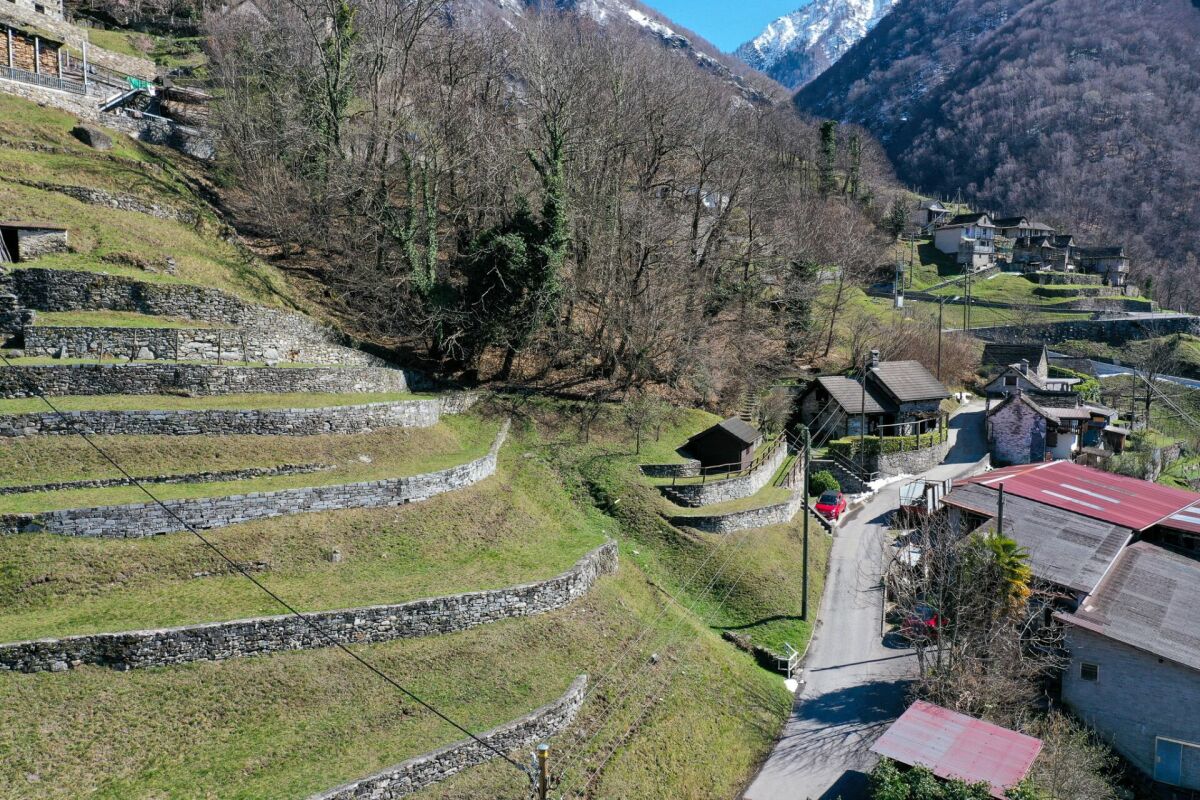 Affascinante rustico con ampio terreno e vista mozzafiato sul lago