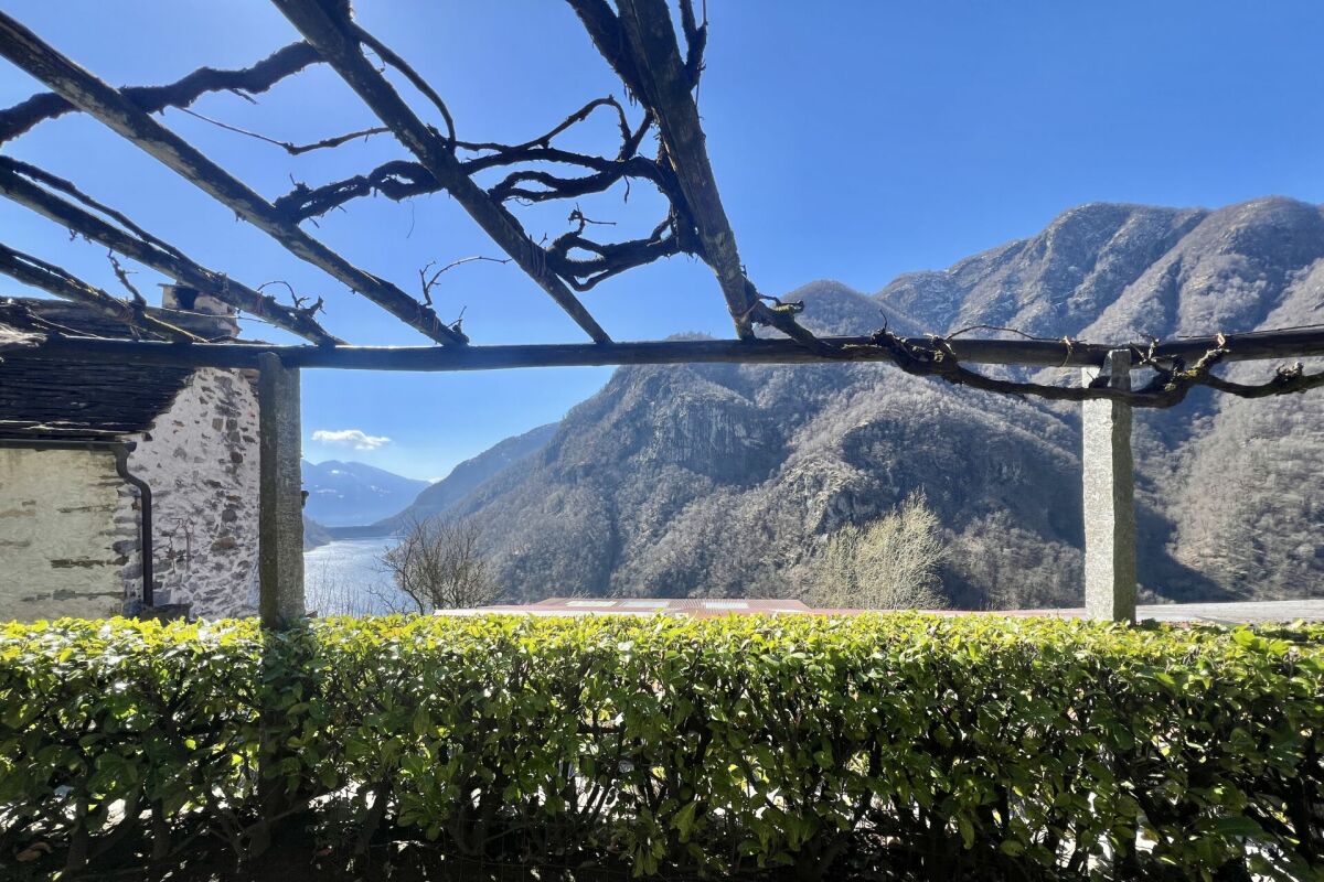 Affascinante rustico con ampio terreno e vista mozzafiato sul lago