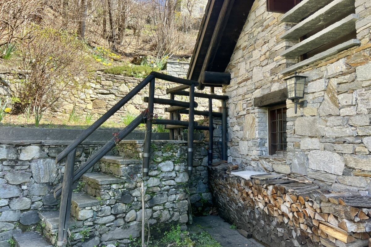 Affascinante rustico con ampio terreno e vista mozzafiato sul lago