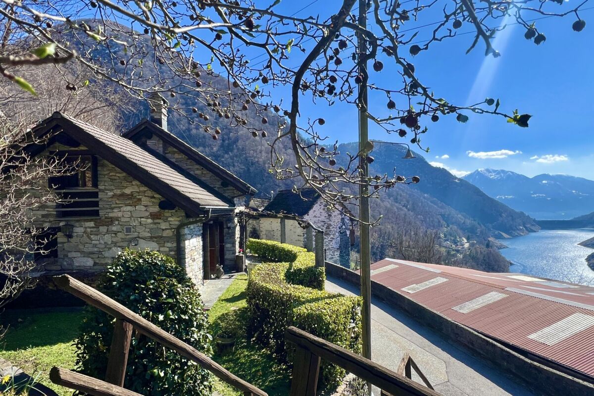 Affascinante rustico con ampio terreno e vista mozzafiato sul lago