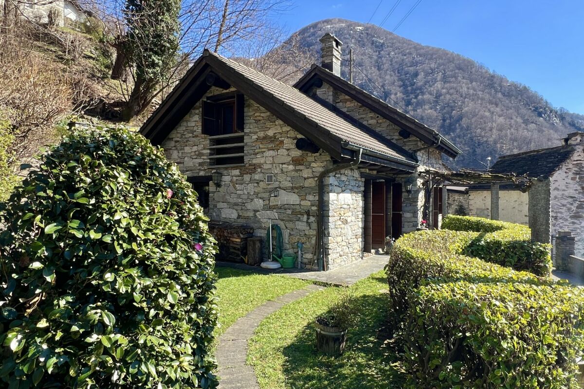 Affascinante rustico con ampio terreno e vista mozzafiato sul lago