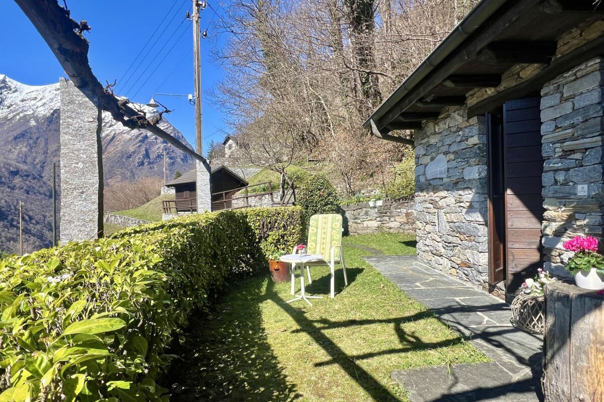 Affascinante rustico con ampio terreno e vista mozzafiato sul lago