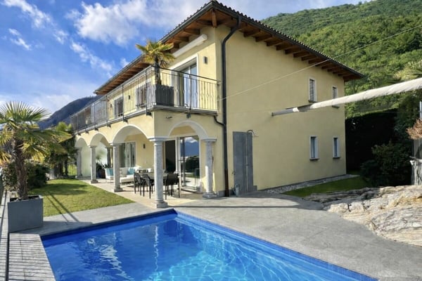 VERKAUFT! Elegante Villenhälfte mit 180° Seesicht, eigenem Pool und hübschem Garten
