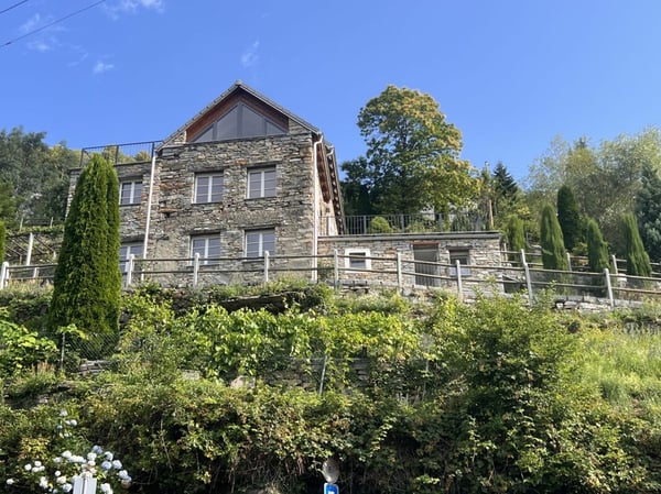 VERKAUFT ! Charmant renoviertes Steinhaus mit grossem Garten und separatem Bauland
