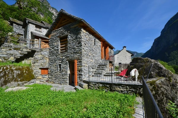 Charmantes Steinhaus mitten im Grünen 1