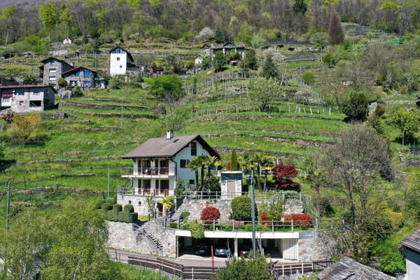 Schönes Einfamilienhaus in herrlicher Sonnenlage mit grossem Garten, eigenem Weinberg und Lift 62