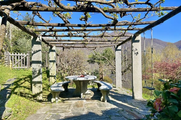 Schönes Einfamilienhaus in herrlicher Sonnenlage mit grossem Garten, eigenem Weinberg und Lift 49