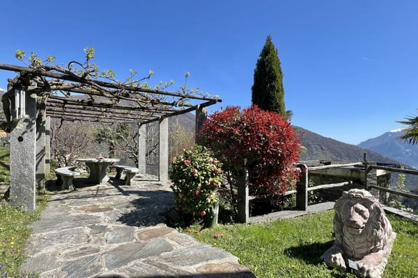 Schönes Einfamilienhaus in herrlicher Sonnenlage mit grossem Garten, eigenem Weinberg und Lift 3