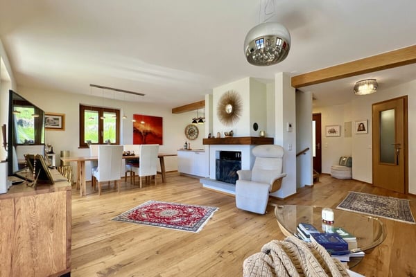 Schönes Einfamilienhaus in herrlicher Sonnenlage mit grossem Garten, eigenem Weinberg und Lift 8