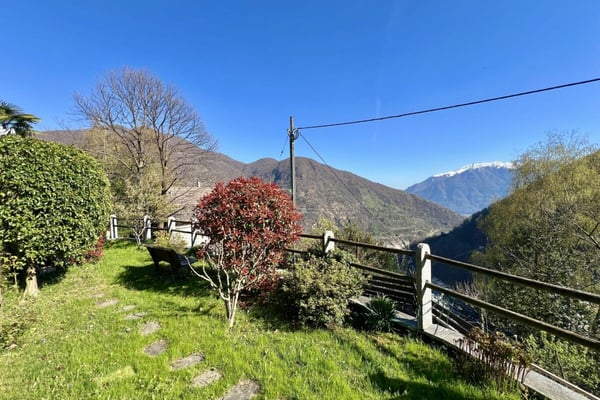 Schönes Einfamilienhaus in herrlicher Sonnenlage mit grossem Garten, eigenem Weinberg und Lift 53