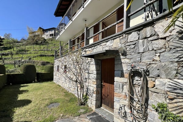 Schönes Einfamilienhaus in herrlicher Sonnenlage mit grossem Garten, eigenem Weinberg und Lift 58