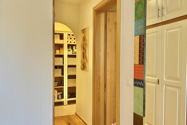 Schönes Einfamilienhaus in herrlicher Sonnenlage mit grossem Garten, eigenem Weinberg und Lift 38