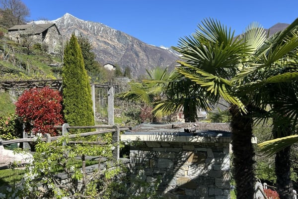 Schönes Einfamilienhaus in herrlicher Sonnenlage mit grossem Garten, eigenem Weinberg und Lift 64