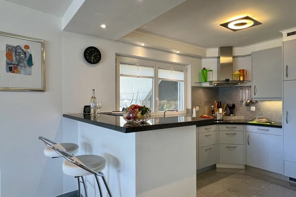 TOP LAGE mit 180° Seesicht - Exklusive Wohnung mit separatem Gästebereich und Gemeinschaftspool 9