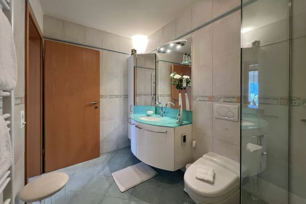 TOP LAGE mit 180° Seesicht - Exklusive Wohnung mit separatem Gästebereich und Gemeinschaftspool 13
