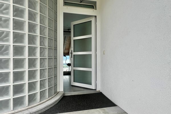 TOP LAGE mit 180° Seesicht - Exklusive Wohnung mit separatem Gästebereich und Gemeinschaftspool 43