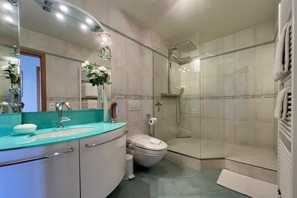 TOP LAGE mit 180° Seesicht - Exklusive Wohnung mit separatem Gästebereich und Gemeinschaftspool 14