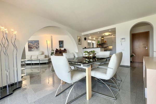 TOP LAGE mit 180° Seesicht - Exklusive Wohnung mit separatem Gästebereich und Gemeinschaftspool 8