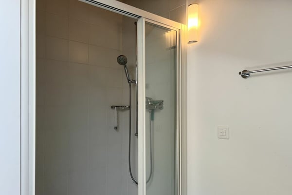 TOP LAGE mit 180° Seesicht - Exklusive Wohnung mit separatem Gästebereich und Gemeinschaftspool 38
