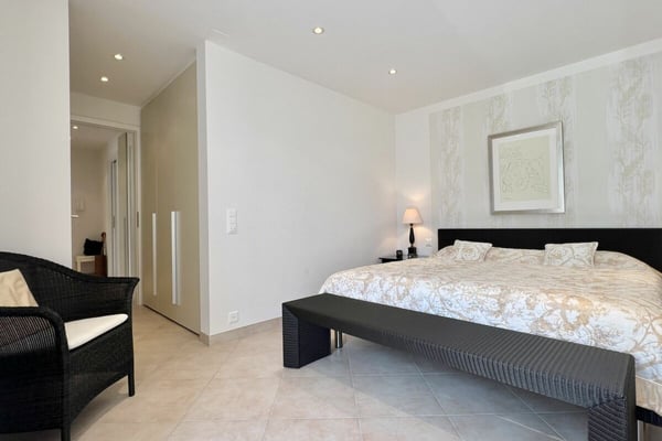Charmante 3.5 Zimmerwohnung in Sonnenlage mit Teilseesicht und Gemeinschaftsinnenpool 32