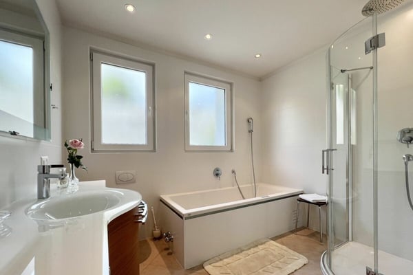 Charmante 3.5 Zimmerwohnung in Sonnenlage mit Teilseesicht und Gemeinschaftsinnenpool 9