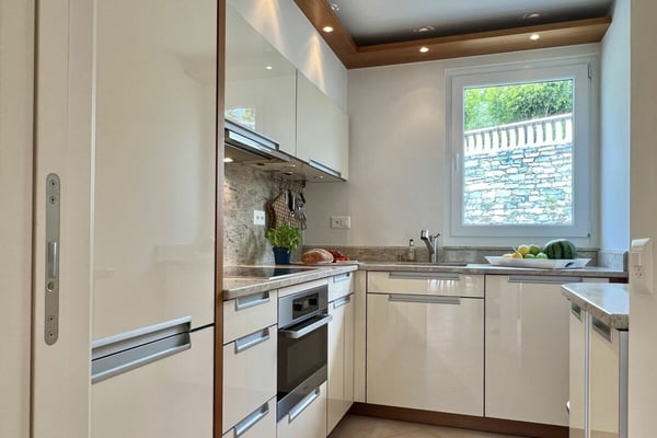 Charmante 3.5 Zimmerwohnung in Sonnenlage mit Teilseesicht und Gemeinschaftsinnenpool 26