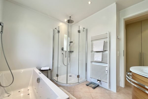 Charmante 3.5 Zimmerwohnung in Sonnenlage mit Teilseesicht und Gemeinschaftsinnenpool 28
