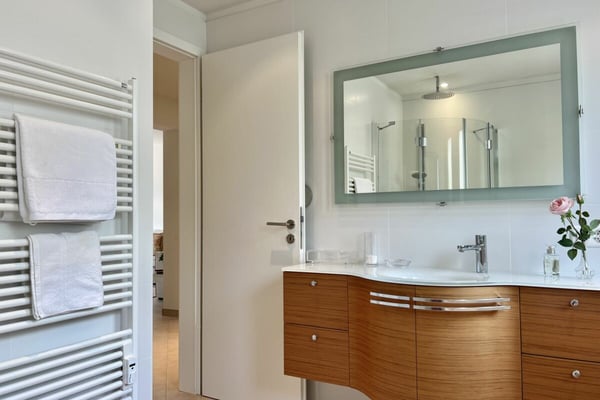 Charmante 3.5 Zimmerwohnung in Sonnenlage mit Teilseesicht und Gemeinschaftsinnenpool 29