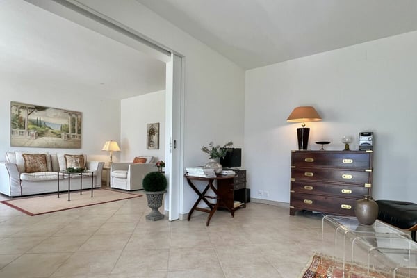 Charmante 3.5 Zimmerwohnung in Sonnenlage mit Teilseesicht und Gemeinschaftsinnenpool 8