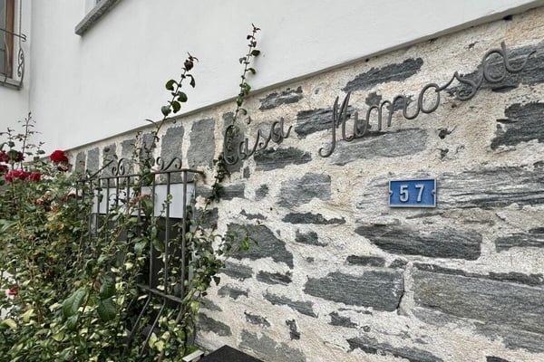 4,5 Zi. Wohnung in Zweifamilienhaus mit 180° Seesicht, grosser Sonnenterrasse & eigenem Garten 48