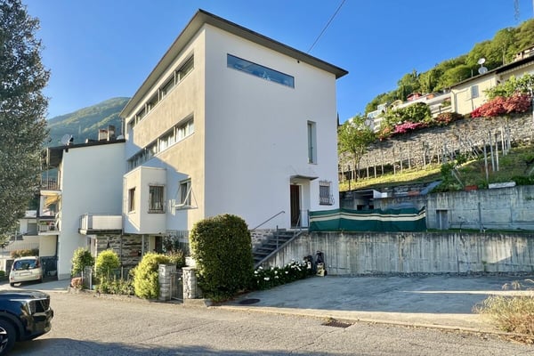 4,5 Zi. Wohnung in Zweifamilienhaus mit 180° Seesicht, grosser Sonnenterrasse & eigenem Garten 36