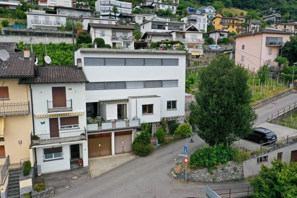 4,5 Zi. Wohnung in Zweifamilienhaus mit 180° Seesicht, grosser Sonnenterrasse & eigenem Garten 35