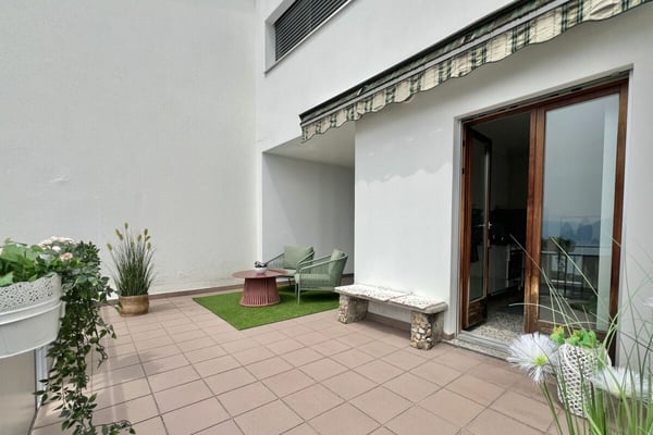 4,5 Zi. Wohnung in Zweifamilienhaus mit 180° Seesicht, grosser Sonnenterrasse & eigenem Garten 8