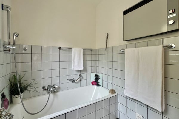 4,5 Zi. Wohnung in Zweifamilienhaus mit 180° Seesicht, grosser Sonnenterrasse & eigenem Garten 20