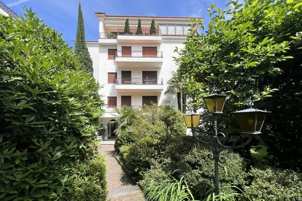 Elegante Ferienwohnung mit grosser Terrasse, Gemeinschaftspool und direktem Seezugang 29