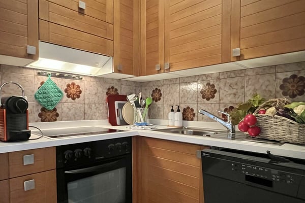 Elegante Ferienwohnung mit grosser Terrasse, Gemeinschaftspool und direktem Seezugang 17