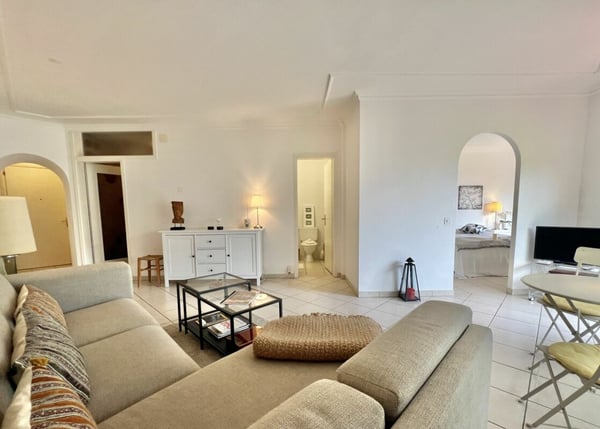 Elegante Ferienwohnung mit grosser Terrasse, Gemeinschaftspool und direktem Seezugang 5
