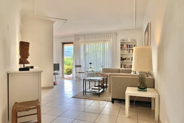 Elegante Ferienwohnung mit grosser Terrasse, Gemeinschaftspool und direktem Seezugang 16