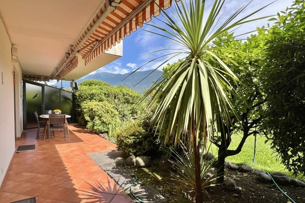 Elegante Ferienwohnung mit grosser Terrasse, Gemeinschaftspool und direktem Seezugang 3