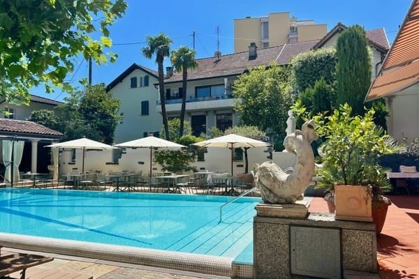 Elegante Ferienwohnung mit grosser Terrasse, Gemeinschaftspool und direktem Seezugang 1